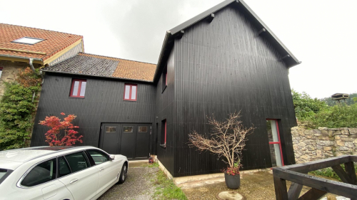 Verkleidung einer Gebäudefassade